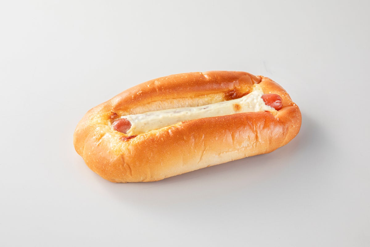 ■Crispy Sausage Bun - ¥128 (tax included ¥138.24)