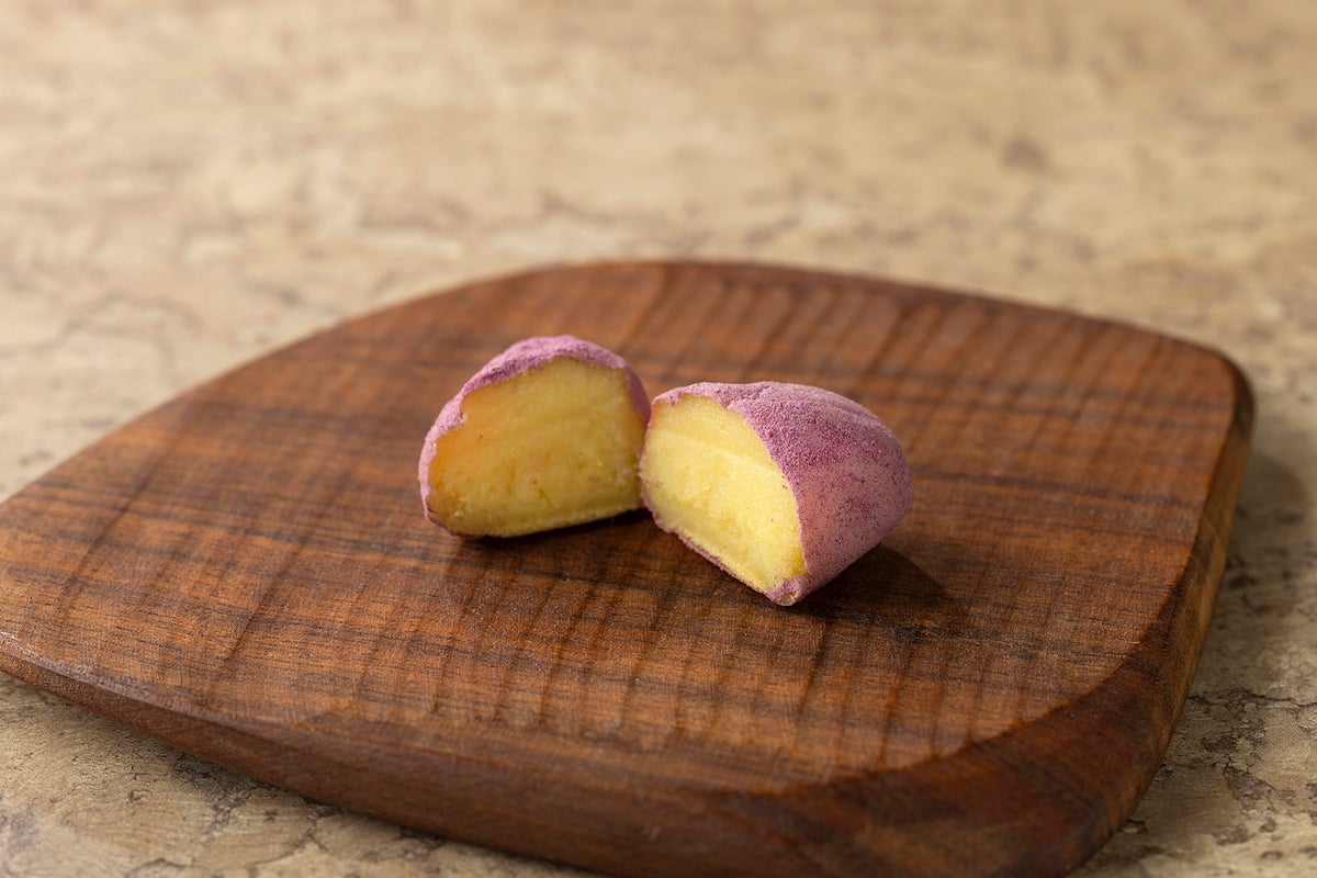 Savor our smooth sweet potato dessert coated with purple sweet potato powder, baked to bring out its natural flavor, offering gentle sweetness and rich texture.