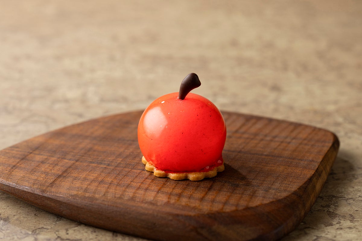 Taste our apple mousse shaped like a red apple, filled with caramelized apple pieces, balancing the tartness of green apple with caramelized sweetness.