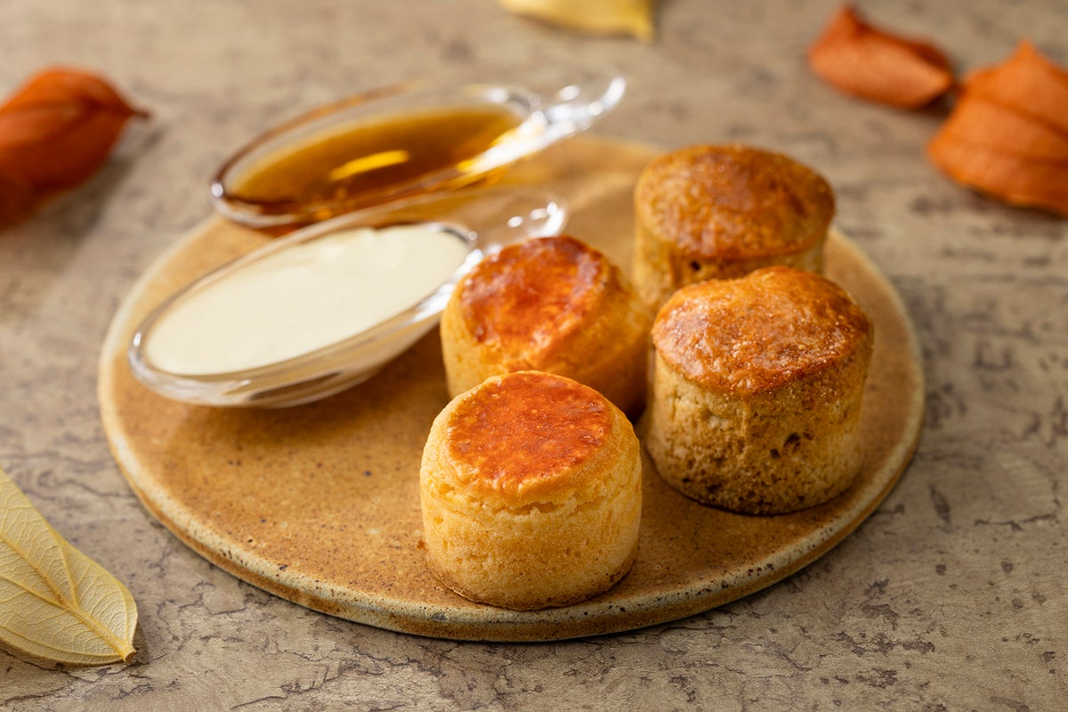 Enjoy our fig and hojicha scones with fermented butter, served with maple syrup and clotted cream. The semi-dried figs and subtle hojicha aroma make for a delightful treat.