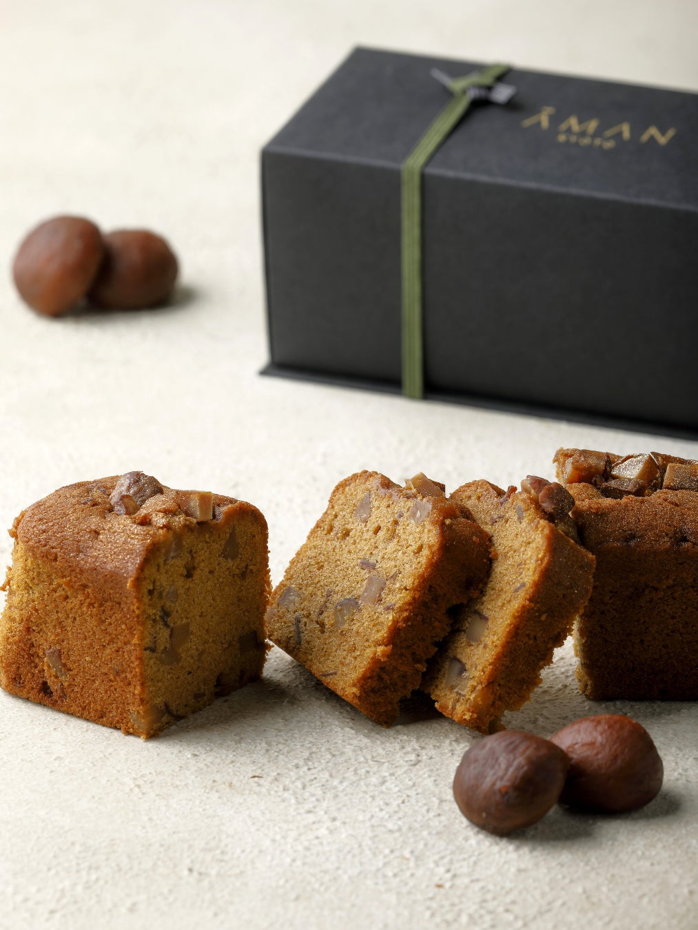 A luxurious pound cake made with Tamba chestnuts, known as the finest large Japanese chestnuts from Kyoto, generously used in this moist and rich cake. The subtle flavor of chestnuts is maximized within the baked batter, creating a gentle aftertaste that pairs wonderfully with coffee, tea, or carefully brewed green tea. Perfect for a refined tea time at home or as a seasonal gift for loved ones. Available from October 1 to December 31, 2026. Price: ¥4,800 (tax included).