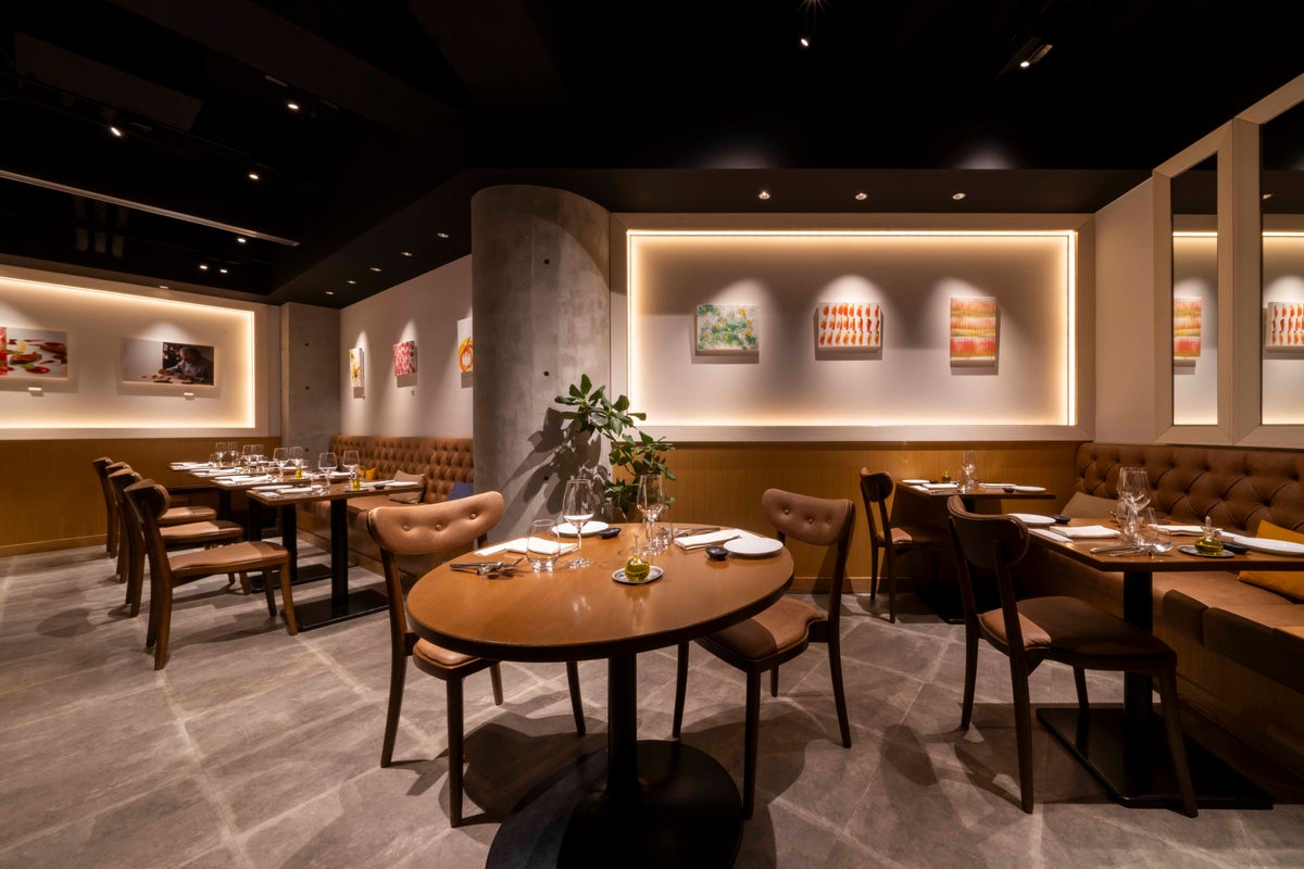 Enjoy beautifully crafted dishes that emphasize ingredient quality, meticulous preparation, and flavorful sauces, all served with friendly service. Chef Dominique's spirit and technique are inherited by Chef Nomura 'Giro' Hōshi and the Copain team, bringing fresh sensibilities and seasonal flavors to the plate, all at ¥18,000 (tax included).
