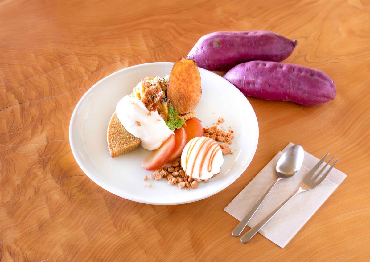 The 'Autumn Flavors Sweet Potato Baum Plate' served at the 3rd floor 'Kyo Baum Cafe' is priced at ¥1,320 (tax included).