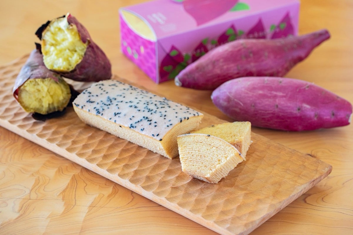 Using moist, high-sugar content 'Beniharuka' sweet potatoes from Hokkaido, this soft type Baumkuchen is finished with wheat and butter from Hokkaido, and features a fragrant caramel fondant with roasted flavor and black sesame accents. It is a popular seasonal product from atelier Kyo Baum, now in its third year of release, available for a limited time.