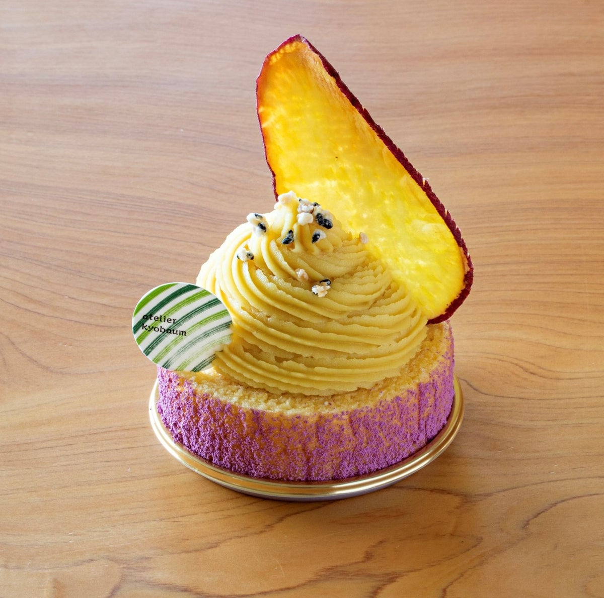 A fluffy, soft Baumkuchen filled with homemade sweet potato cream, inspired by university potatoes, with a touch of soy sauce to enhance the sweetness. Available for takeout at ¥864 (tax included) or for dine-in at ¥880 (tax included), it can be enjoyed at home or in the cafe.