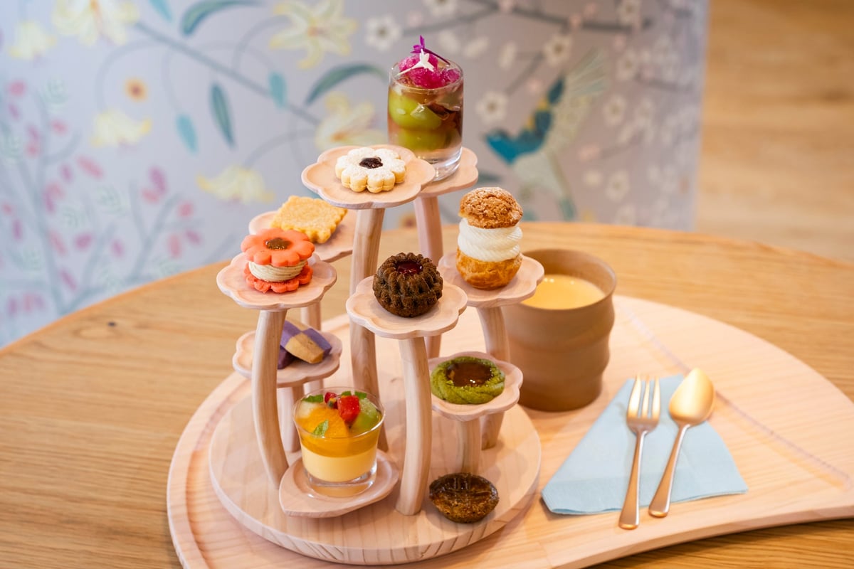 Signature Petit Fours Stand — Choose 10 or 5 varieties of today's petit fours from ¥1,100 (tax included)