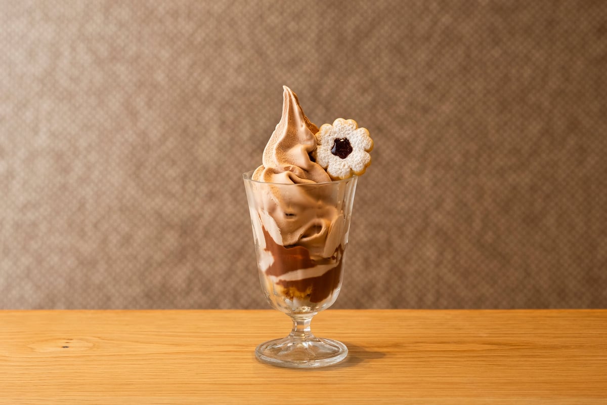 Soft serve sundae topped with sauce and cookies — ¥900 (tax included)