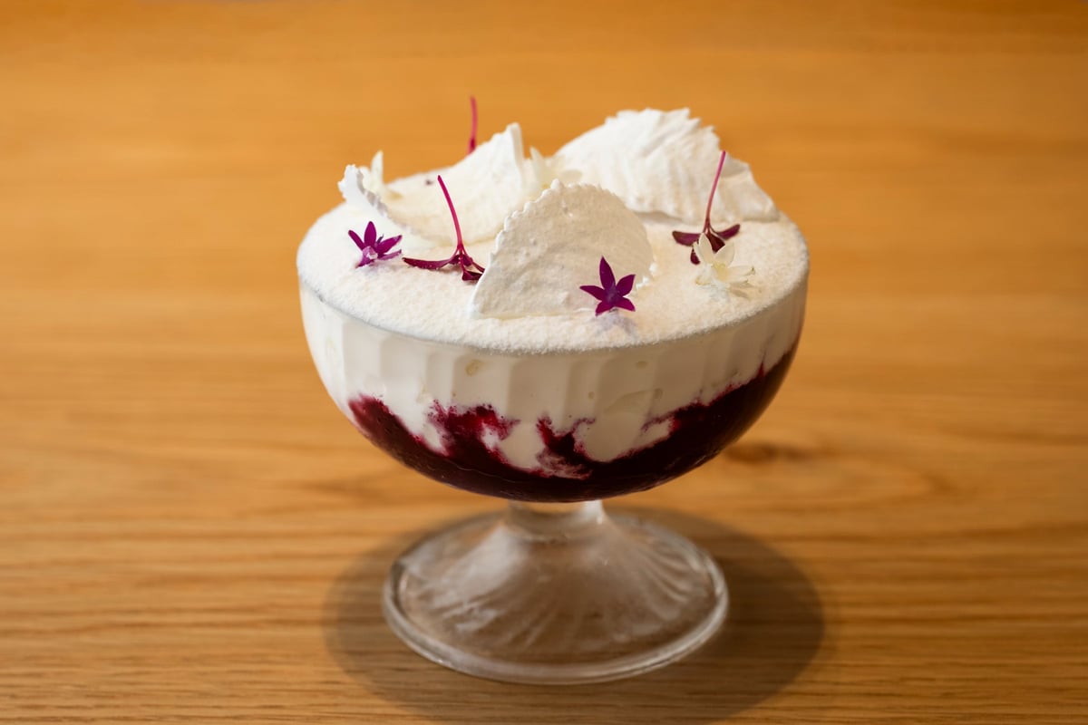 Parfait Blanc with blueberries and mint sauce from Nishizawa Farm — ¥1,380 (tax included)