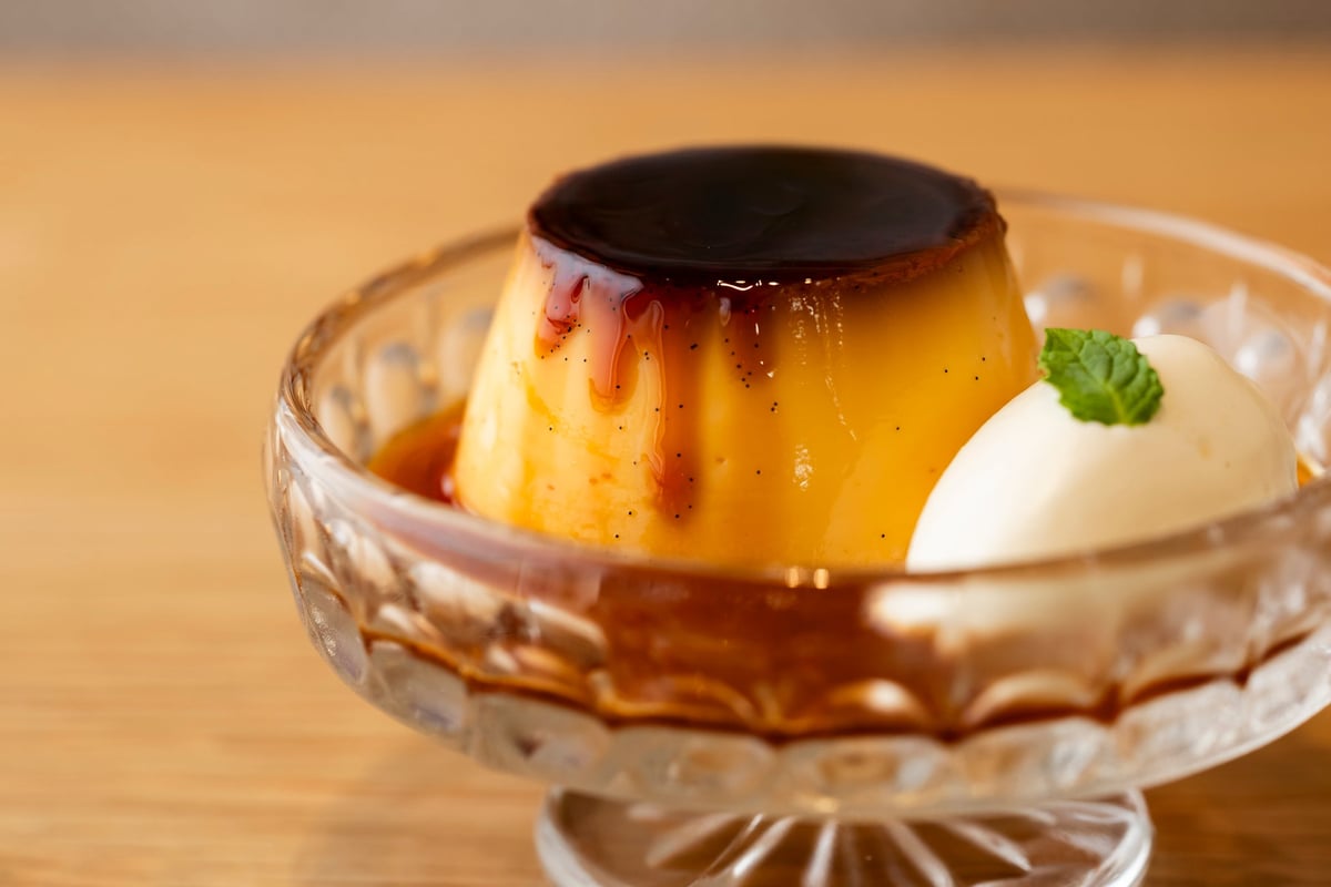 Various glass desserts. Classic crème Anglaise served with whipped cream — ¥520 (tax included) and up