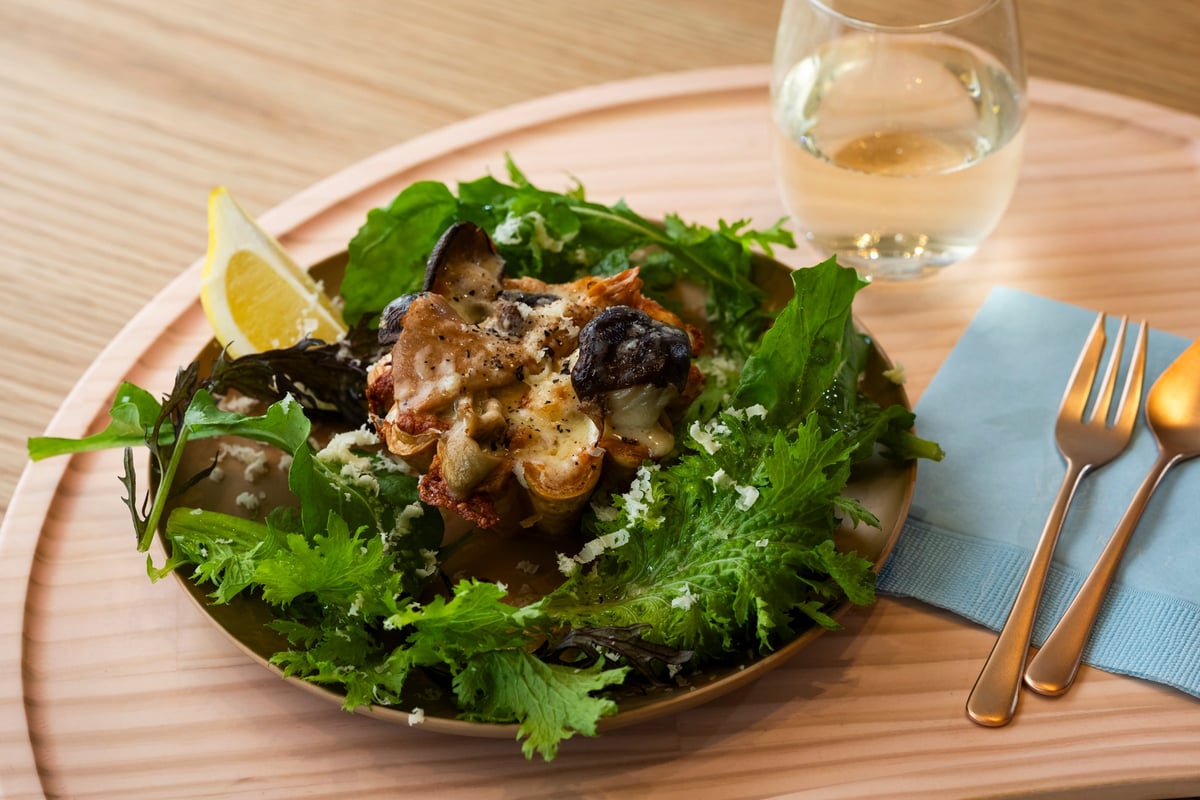 Crispy hot pie with seasonal mushrooms (8 types) and bacon cream sauce — ¥1,850 (tax included) (includes leaf salad)