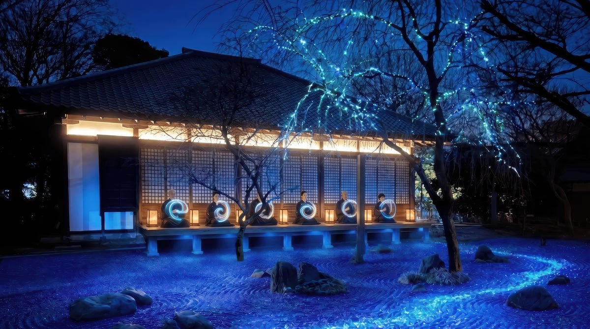 Entry is allowed until 30 minutes before closing on the 30th. Advance ticket prices are ¥3,600 for general, ¥2,600 for university students, and ¥2,200 for high school students (tax included).