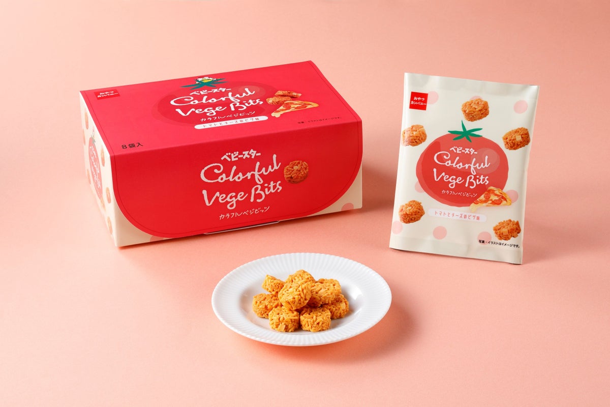 The Baby Star Colorful Veg Bits (Tomato and Cheese Pizza flavor) come in a 160g package (20g x 8 bags) for ¥900 (tax included). These snacks feature a gentle tomato flavor with a lively red color, crafted with tomato incorporated into the noodles and freeze-dried cheese, all shaped into bite-sized Bits.
