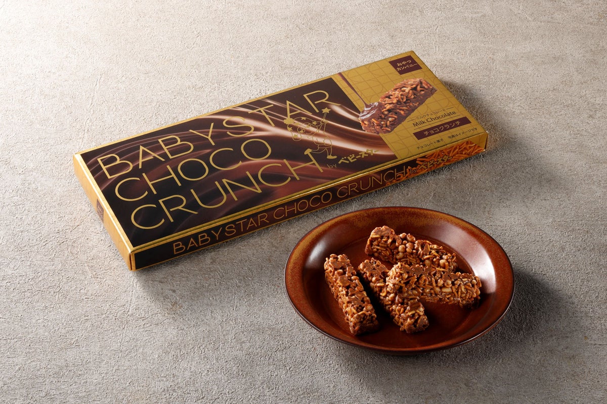 The familiar Baby Star Choco Crunch (Milk Chocolate Flavor) contains 8 pieces and costs ¥1,200 (tax included). It features the classic Chicken flavor Baby Star with wheat puffs and rich milk chocolate, offering a crunchy texture and sweet-salty taste.