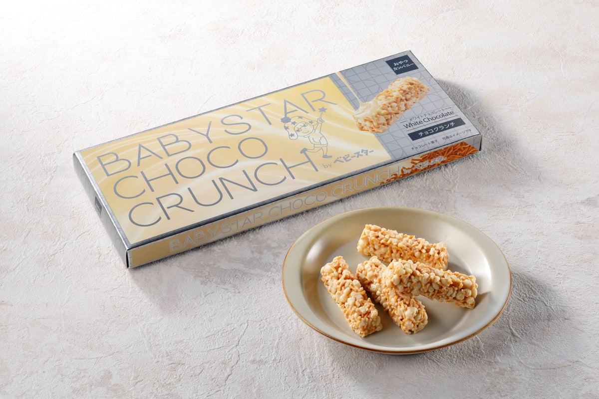 Enjoy a variety of snacks including Baby Star Choco Crunch (White Chocolate Flavor) — ¥1,200 (tax included), Baby Star Gurru Gurru Monja (Mentaiko Cheese Flavor) — ¥1,080 (tax included), and Baby Star Ramen (Chicken Flavor) with a limited-edition sacoche and three mini packs for ¥3,278 (tax included). Also available are colorful veggie bites assorted in a 240g pack for ¥1,300 (tax included), and four different types of Jibitts snacks, each priced at ¥900 (tax included). For collectible items, there are Baby Star acrylic keychains (all 5 designs) available via capsule toy for ¥400 each.