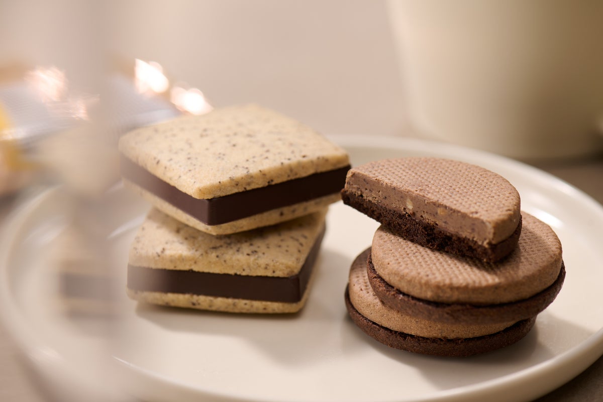 Based on the concept of 'bite-sized coffee experience,' we propose a new way to 'eat' coffee. Our range of coffee confections allows you to enjoy the aroma, richness, slight bitterness, and aftertaste of coffee. We express a variety of coffee flavors through the combination of ingredients, creating confections that transform any place into your personal cafe with a 'eating coffee' experience that can't be enjoyed by just drinking.