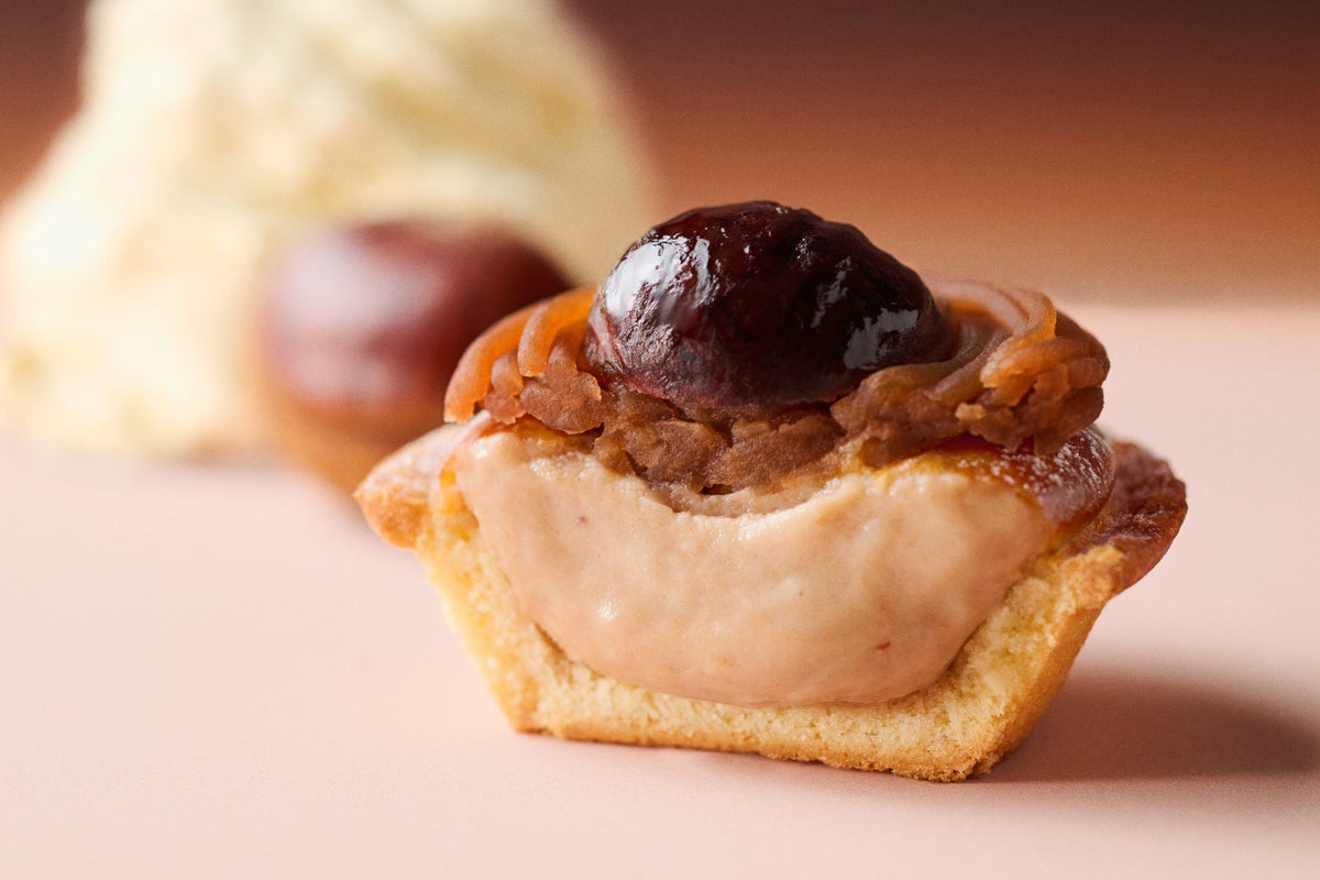 This fall, BAKE CHEESE TART introduces the freshly baked Mont Blanc Cheese Tart, lavishly topped with whole Sibuya chestnuts, creating a luxurious autumn look. The tart has evolved from the original cheese mousse to a Mont Blanc cheese mousse, allowing you to enjoy even more chestnut flavor. The price is ¥450 (tax included).