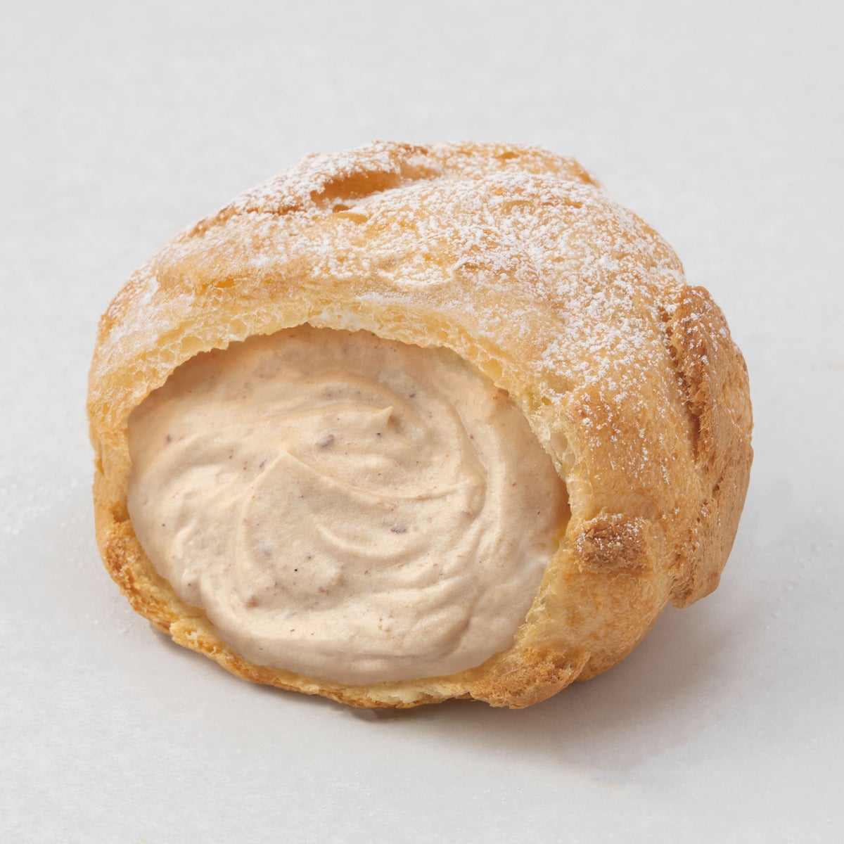 Enjoy the rich flavor of chestnut paste with the Shibukawa Chestnut Mont Blanc Shoe, priced at ¥300 (tax included). This seasonal treat is available nationwide at Beard Papa stores from September 16 to October 31, 2026.