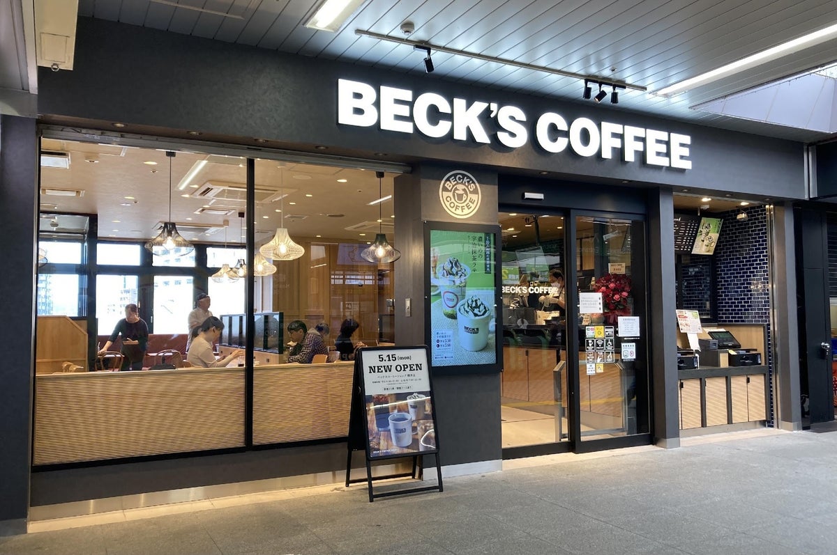 At BEX Coffee Shop, our signature item is the Clubhouse Sandwich with BLT, priced at ¥680 (tax included). During the fall season, we also offer the luxurious Three Kinds of Mushroom Hashed Beef for ¥880 (tax included), allowing customers to indulge in seasonal flavors. Additionally, enjoy our rich Kaga Bōhijō Tea Latte for ¥570 (tax included), or try the Black Honey Kaga Bōhijō Tea Latte for ¥670 (tax included).