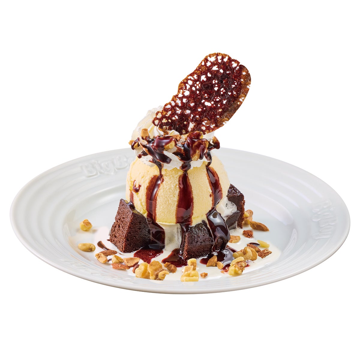 Brownie Choco Fudge Sundae — ¥490 (tax included ¥539). An American-style sundae with rich brownies, vanilla ice cream, whipped cream, and mixed nuts. The warm brownie and cold vanilla ice cream create a perfect harmony. The crunchy chocolate lace topping adds texture. You can pour the warm chocolate sauce provided separately for an even richer chocolate experience.