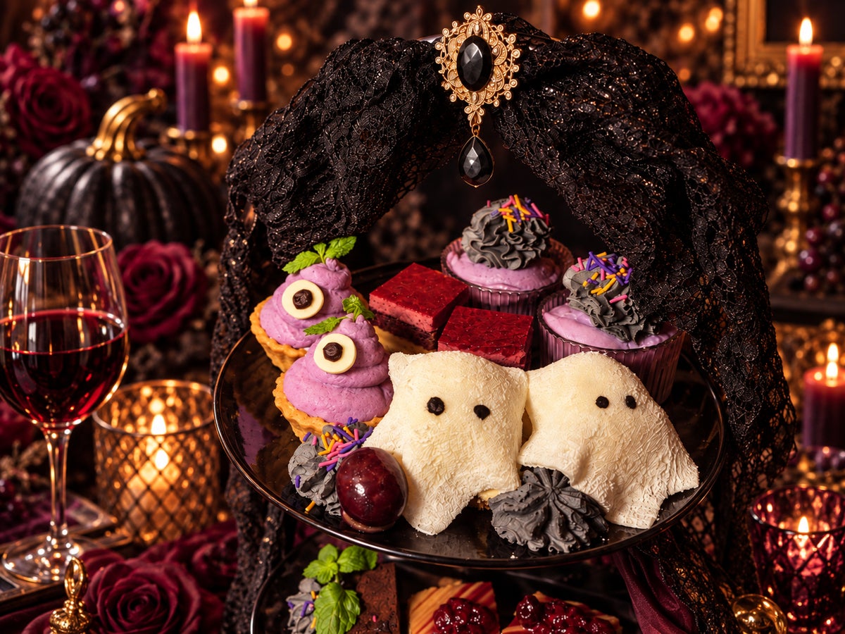 Playful spooky sweets include fluffy ghosts wrapped in tiramisu and purple sweet potato tarts inspired by monsters with googly eyes, all full of Halloween atmosphere.