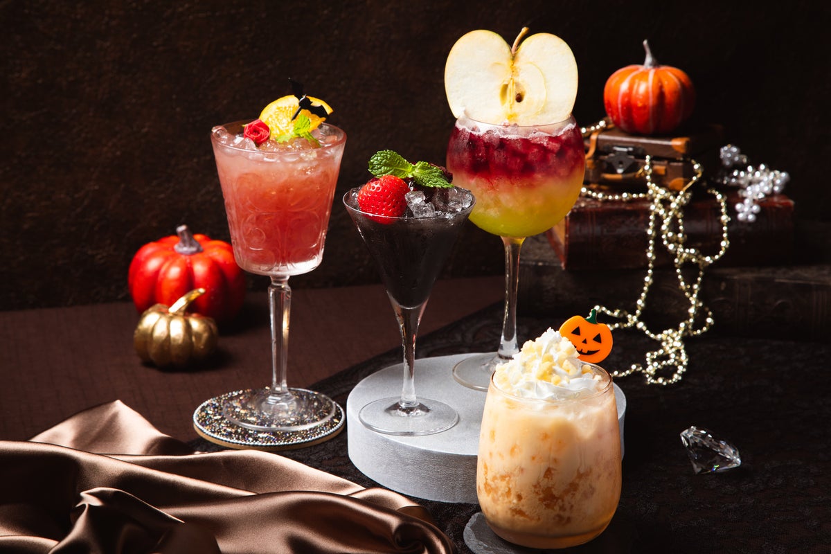 Halloween Night Cocktail (from left) Vampire Queen's Tea Party ¥968 (tax included), Little Devil's Prank ¥902 (tax included), Witch's Poison Apple ¥968 (tax included), Jack-o'-Lantern ¥792 (tax included)