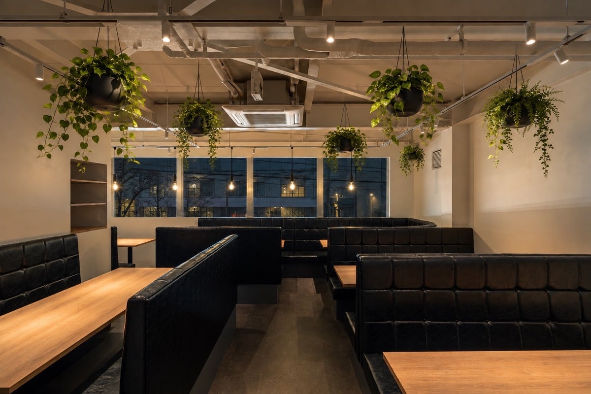Recreating the origins of the innovative group at California Lounge Grill&Bar Kashimada. An open interior inspired by the West Coast of America.