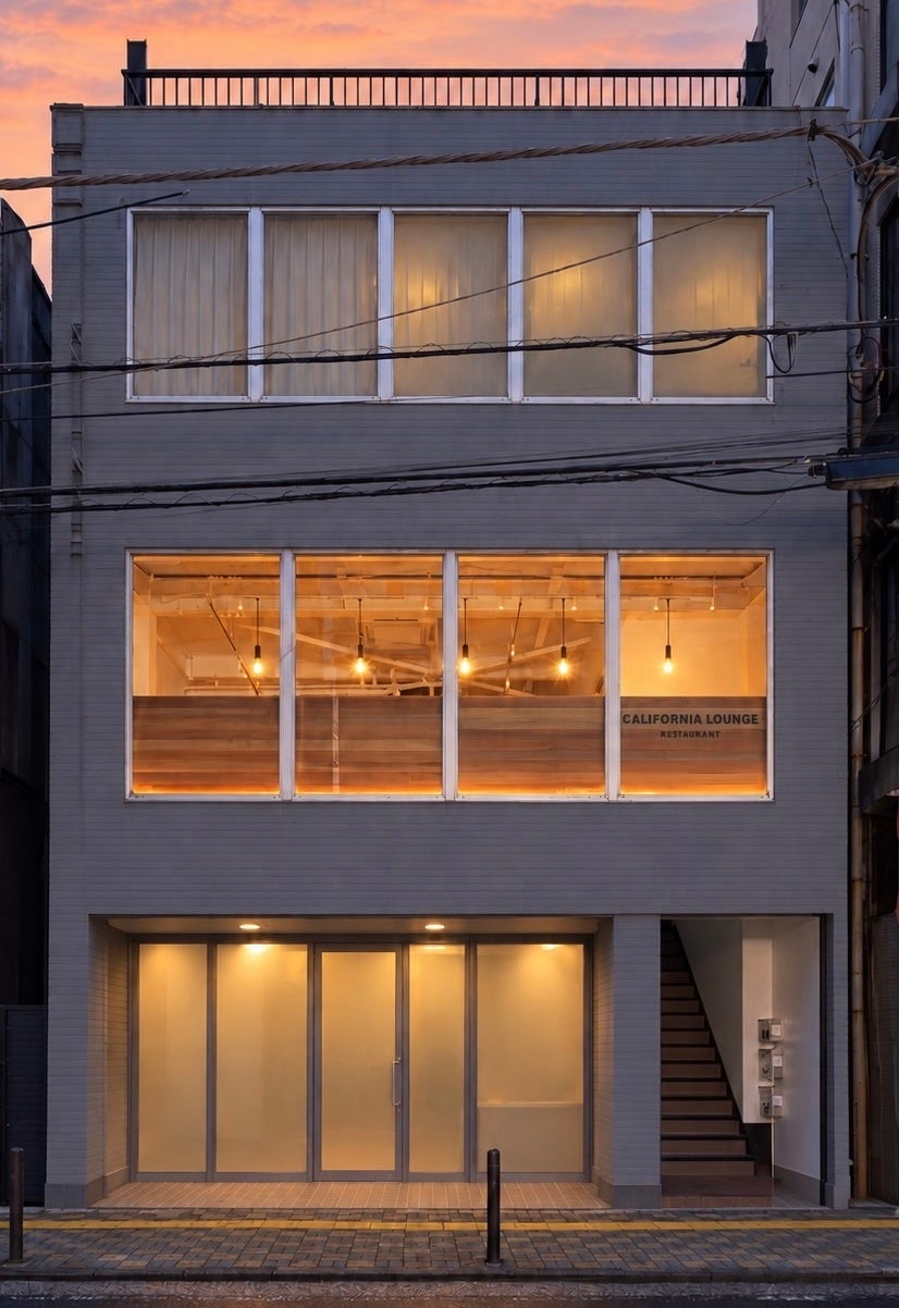 A 4-minute walk from Kashimada Station on the JR Nambu Line. The restaurant is located on the second floor of the building.