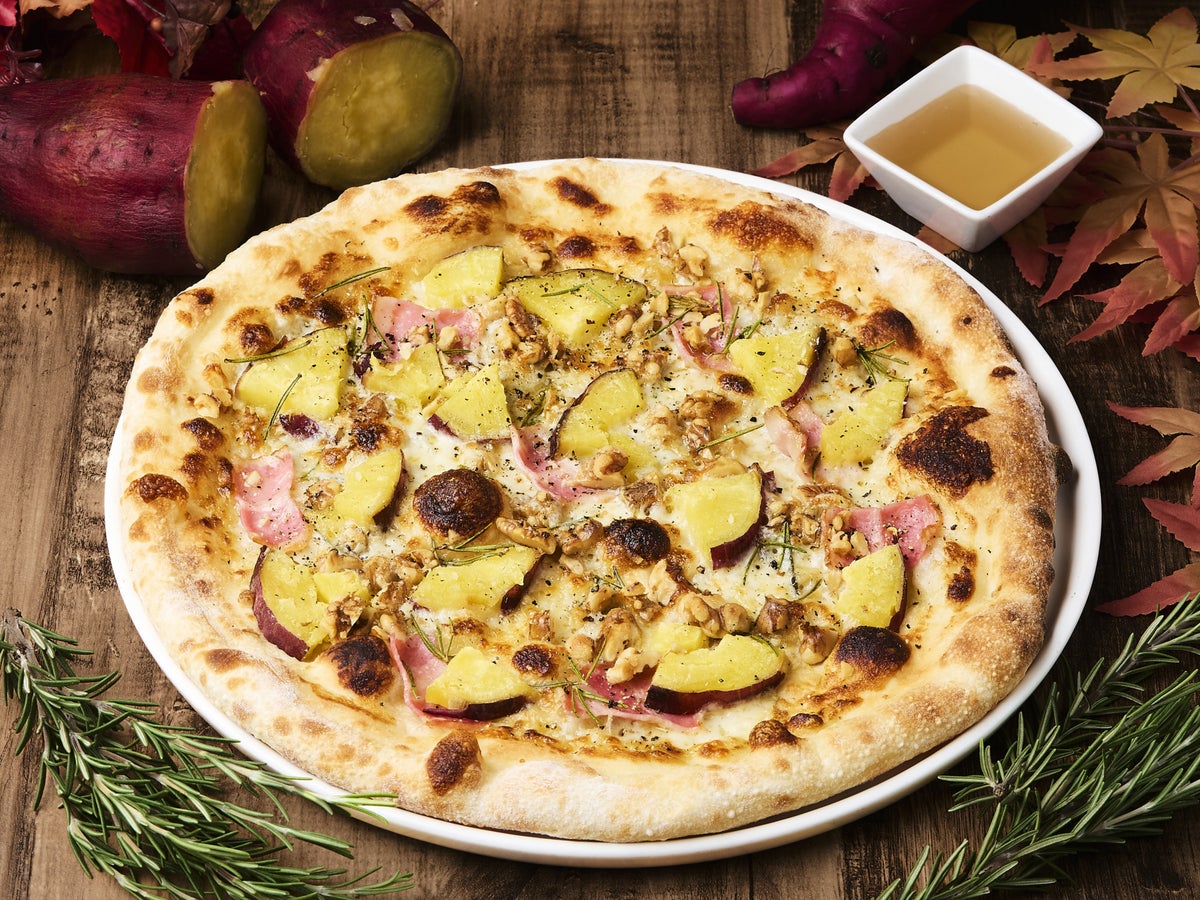 Walnut and Sweet Potato Honey Cheese Pizza — ¥2,750 (tax included)