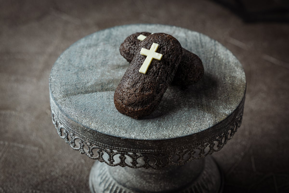 <Financier Chocolat> Moist, rich financier with the aroma of burnt butter and cacao, ideal for the deepening autumn. Designed to resemble a coffin, topped with a cross-shaped white chocolate.” class=”wp-image-41255″>
<figcaption class=