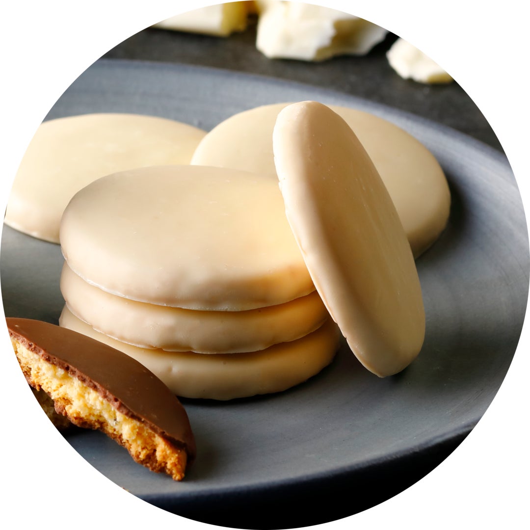 White Chocolate Cheese Cookie: Enjoy the rich flavor of cheese and butter, the fragrant aroma of almonds, a hint of spices, and the smooth sweetness of white chocolate.