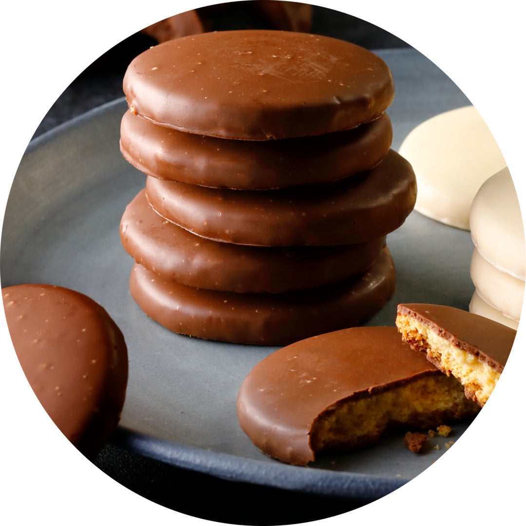 Milk Chocolate Cheese Cookie: The sweetness of milk chocolate and the aroma of cacao spread in your mouth, perfectly complemented by the richness of cheese and a spicy kick of black pepper.