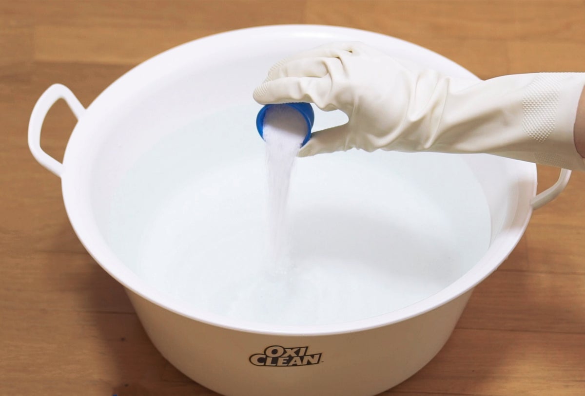 1. Prepare a solution by filling a wash basin or similar container with water heated to 40–60°C.