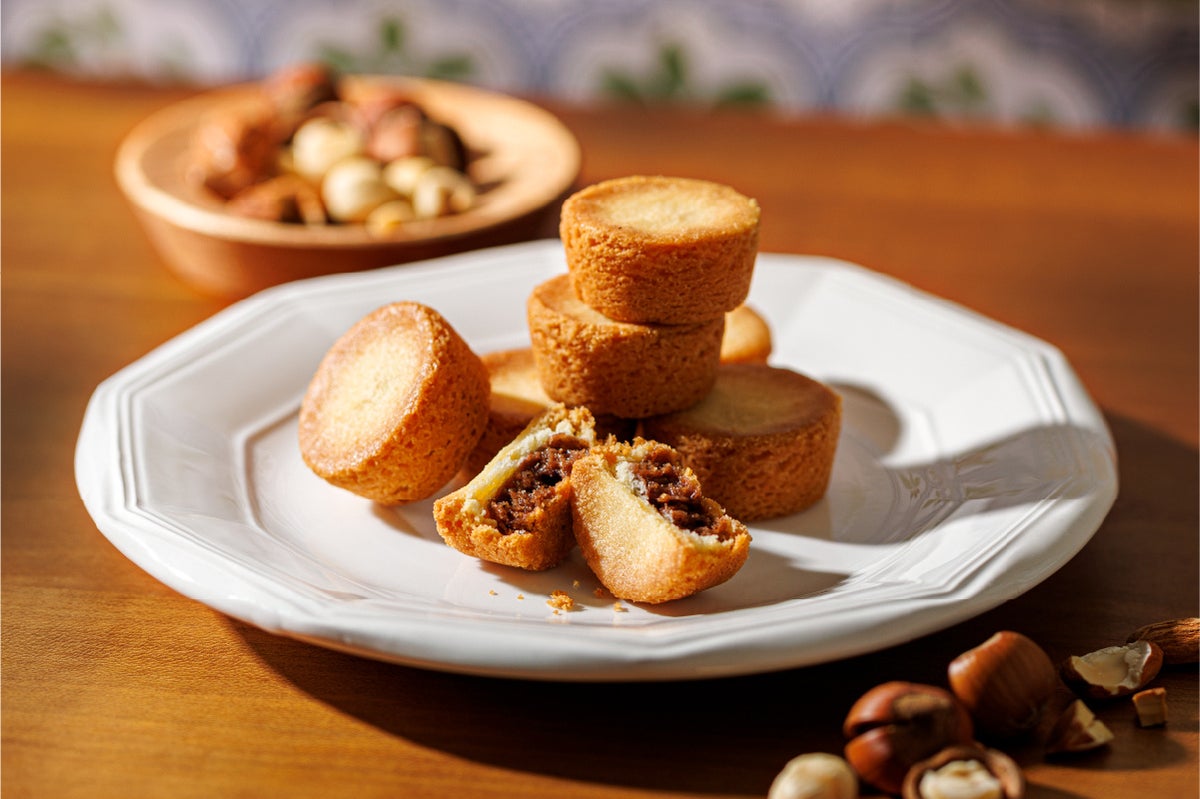 Crispy texture with a melt-in-the-mouth galette, infused with the rich aroma of hazelnuts and cocoa, containing a dense, smooth Gandouya paste. Savor the deep, layered flavor as the nutty richness slowly unfolds. 10 pieces ¥1,500 (tax included)