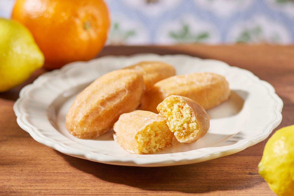 Almond-flavored dough mixed with lemon and orange peel, baked into fluffy madeleines, coated with lemon-flavored glaze. Each bite releases a refreshing citrus aroma of lemon and orange. 6 pieces ¥1,850 (tax included)