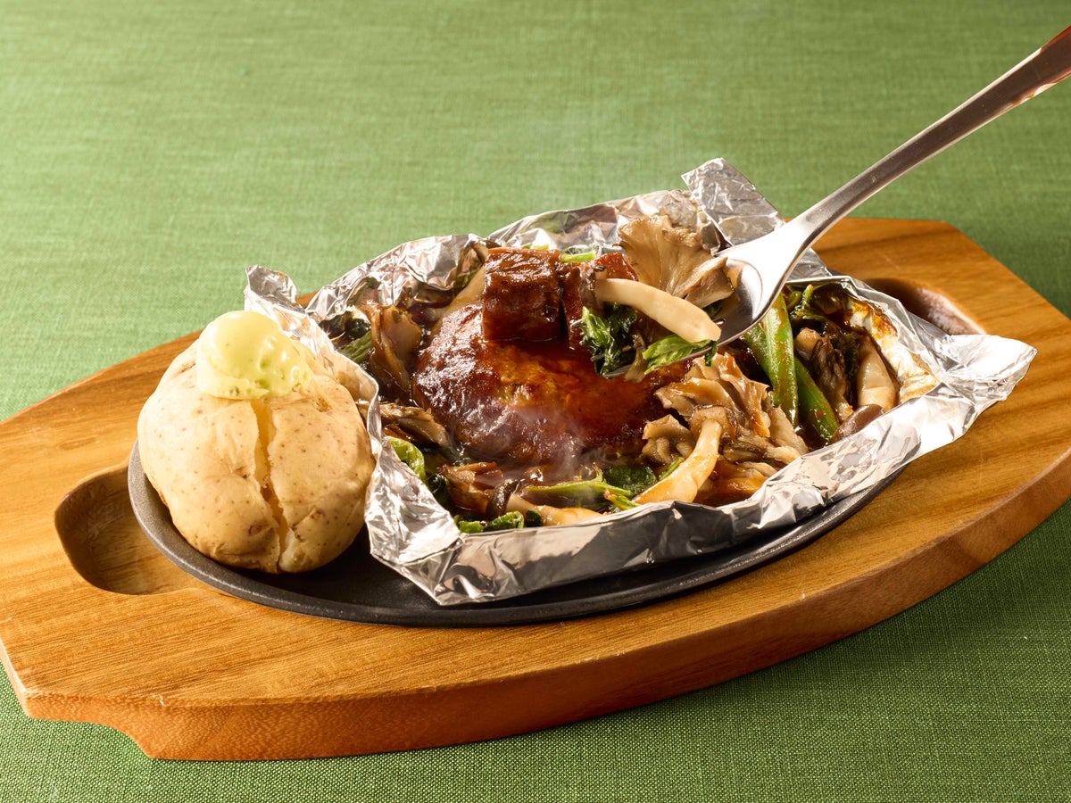 Introducing a new hamburger menu! Try the 7-Types of Cheese Fondue-style Wrap Hamburger, 145g for ¥1,290 (tax included ¥1,419). Also available is the Dyu-style Wrap Hamburger, 145g for ¥1,290 (tax included ¥1,419) and 110g for ¥1,190 (tax included ¥1,309). The classic Hamburger, 145g is priced at ¥1,290 (tax included ¥1,419), and 110g at ¥1,190 (tax included ¥1,309). For a rich beef stew wrap hamburger with two kinds of mushrooms and spinach, the 145g version costs ¥1,290 (tax included ¥1,419). The Chuu-style wrap hamburger, 145g is ¥1,290 (tax included ¥1,419), and 110g is ¥1,090 (tax included ¥1,199). Additionally, a seasonal dish perfect for autumn and winter, Chicken Steak with Mushroom Cream and Warm Vegetables, is available for ¥1,090 (tax included ¥1,199). Enjoy the thick beef stew doria, priced at ¥1,290 (tax included ¥1,419), and the Two-Sauce Mushroom Hamburger with Warm Vegetables for ¥1,090 (tax included ¥1,199). For seafood lovers, the Oyster Fry Set, featuring oysters fried to perfection with a special black vinegar sauce served over rice, miso soup, and seasonal small dishes, costs ¥1,390 (tax included ¥1,529). The Oyster Fry alone is ¥1,090 (tax included ¥1,199). You can also order the Nagasaki Aji and Vegetable Black Vinegar Sauce Set for ¥1,190 (tax included ¥1,309), or the Aji and Vegetable Black Vinegar Sauce Single Dish for ¥890 (tax included ¥979). For a side dish perfect with drinks, try the Colorful Vegetables and Chili Con Carne Cheese Bake for ¥450 (tax included ¥495).