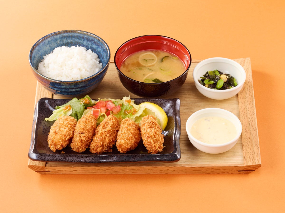 Enjoy our new hamburger menu featuring the 7-cheese fondue-style wrapped hamburger, priced at ¥1,290 (tax included ¥1,419). We also offer the Dufu-style wrapped hamburger in 145g for ¥1,290 (tax included ¥1,419) and in 110g for ¥1,190 (tax included ¥1,309). Our classic hamburger comes in 145g for ¥1,290 (tax included ¥1,419) and 110g for ¥1,190 (tax included ¥1,309). For a hearty option, try the thick beef stew-filled hamburger with two kinds of mushrooms and spinach, priced at ¥1,290 (tax included ¥1,419). The Chufu-style wrapped hamburger in 145g is ¥1,290 (tax included ¥1,419), and in 110g, it’s ¥1,090 (tax included ¥1,199). Additionally, seasonal dishes like the mushroom cream chicken steak with warm vegetables are available for ¥1,090 (tax included ¥1,199). For a rich beef stew doria, enjoy it for ¥1,290 (tax included ¥1,419). The two-sauce mushroom hamburger with warm vegetables is ¥1,090 (tax included ¥1,199). Our seafood dish, the oyster fry set, is ¥1,390 (tax included ¥1,529), which includes five crispy oyster fries served with rice, miso soup, and seasonal small dishes. The single oyster fry is available for ¥1,090 (tax included ¥1,199). Also, try the Nagasaki-style horse mackerel and vegetable black vinegar sauce set for ¥1,190 (tax included ¥1,309), or as a single dish for ¥890 (tax included ¥979). For a side, enjoy the colorful vegetable and chili con carne cheese bake for ¥450 (tax included ¥495).
