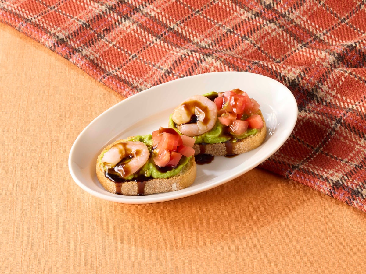 Enjoy our new hamburger menu! The Seven Cheese Fondue-style Wrap Hamburger (145g) is priced at ¥1,290 (tax included ¥1,419). We also offer the Dufu-style Wrap Hamburger in 145g for ¥1,290 (tax included ¥1,419) and in 110g for ¥1,190 (tax included ¥1,309). The regular Hamburger (145g) is ¥1,290 (tax included ¥1,419), and in 110g for ¥1,190 (tax included ¥1,309). For a rich beef stew wrap hamburger with two kinds of mushrooms and spinach, the 145g size is ¥1,290 (tax included ¥1,419). The Chuu Wrap Hamburger in 145g costs ¥1,290 (tax included ¥1,419), and in 110g, it’s ¥1,090 (tax included ¥1,199). Additionally, we have the new seasonal Chicken Steak with Mushroom Cream and Warm Vegetables for ¥1,090 (tax included ¥1,199). Our Thick Beef Stew Doria, generously coated with sauce, is priced at ¥1,290 (tax included ¥1,419). The Two-Sauce Mushroom Hamburger with Warm Vegetables is ¥1,090 (tax included ¥1,199). For a Japanese-style dish, try the Oyster Fry Set, featuring oysters fried to perfection and served with a special black vinegar sauce, priced at ¥1,390 (tax included ¥1,529). The Oyster Fry alone costs ¥1,090 (tax included ¥1,199), served with rice, miso soup, and seasonal small dishes. The Nagasaki Aji (horse mackerel) and vegetables with black vinegar sauce is available for ¥1,190 (tax included ¥1,309), or ¥0 (tax included ¥1,199) if ordered as a set with rice, miso soup, and seasonal small dishes. The Long-Lasting Aji and vegetables with black vinegar sauce alone is ¥890 (tax included ¥979). For a perfect side to accompany your drinks, try the Colorful Vegetables and Chili Con Carne Cheese Bake for ¥450 (tax included ¥495). Lastly, enjoy our Shrimp and Avocado Bruschetta, topped with plump shrimp and diced tomatoes on crispy baguette, priced at ¥290 (tax included ¥319). The creamy guacamole and balsamic sauce add a fruity, sweet, and sour flavor to this delicious appetizer.