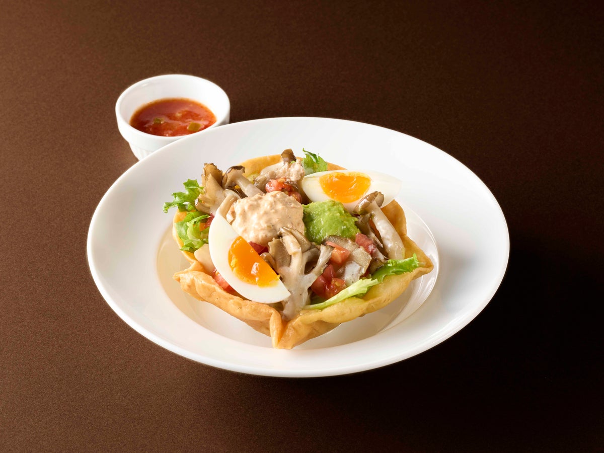 Autumn Mushroom Octopus Salad — ¥540 (tax included ¥594). A seasonal twist on Coco's popular California Octopus Salad, featuring maitake and shimeji mushrooms. Enjoy the rich mushroom aroma combined with fresh vegetables and the crisp shell, which can be broken apart and topped with salsa sauce for a delightful experience.