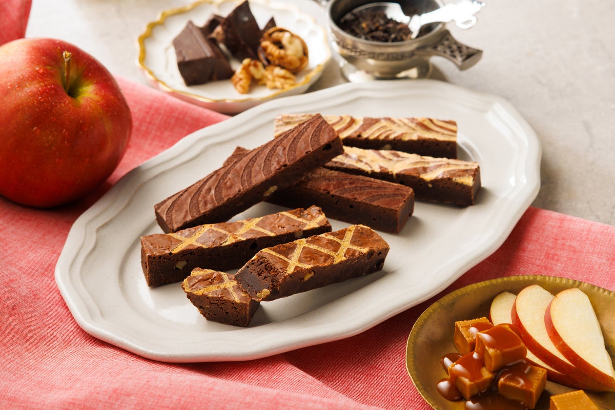 Apple Caramel Brownie Assortment (includes Apple Caramel Brownie) — ¥2,376 (tax included) for 8 pieces, ¥3,618 (tax included) for 12 pieces, ¥5,896 (tax included) for 21 pieces. Available at Ebisu Main Store, Matsuya Ginza, Lumine Tachikawa, Lazona Kawasaki Plaza, Tokyo Gift Palette, Haneda Airport Terminal 2 Kan no Tsubasa Store. Limited-time item while supplies last.