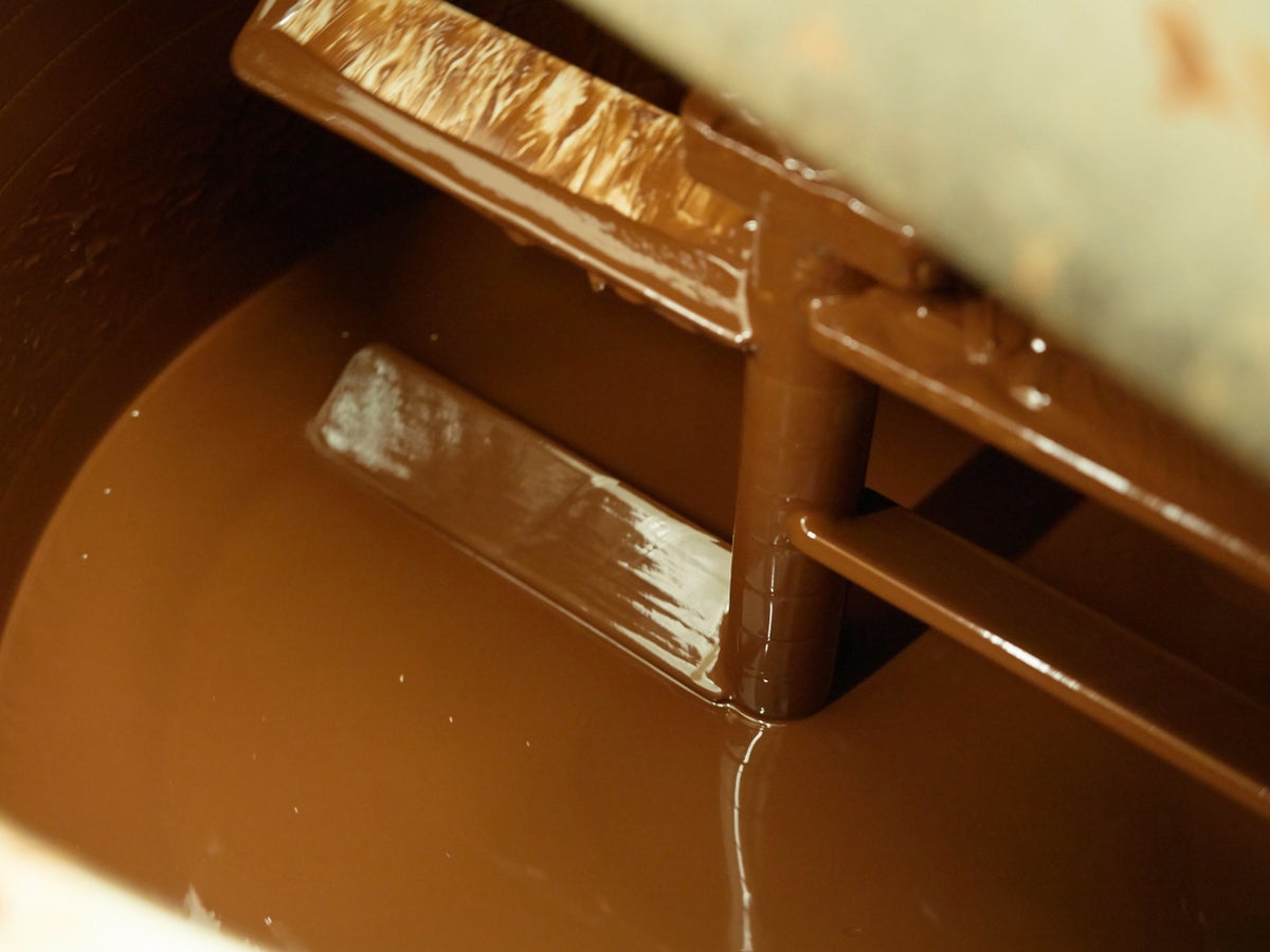 blending two types of couverture chocolates creates a rich cocoa flavor. Using only carefully selected ingredients, we achieve a deep, unprecedented taste. Enjoy the finest brownies from Courtcool.
