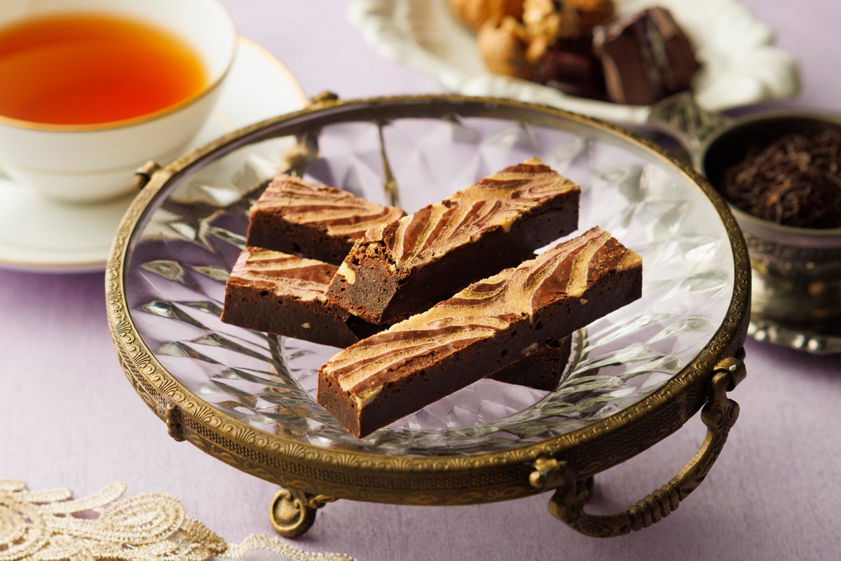 Tokyo Brownie: Made with two carefully selected types of couverture chocolate, resulting in a rich cocoa flavor. Moist and chewy texture. Enjoy the exquisite brownies only a specialty store can offer. 5 pieces — ¥1,458 (tax included), 10 pieces — ¥2,700 (tax included).