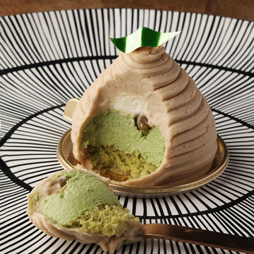 Introducing the Mont Blanc Japonais for ¥860 (tax included). It features gentle sweetness of Japanese chestnuts layered with the deep aroma and slight bitterness of Nishio matcha from Aichi Prefecture. The delicate and rich flavor of the Japanese chestnut cream encloses a thick matcha cream, marron glacé, and matcha sponge cake. Enjoy the profound taste and refined harmony created by the combination of these two Japanese ingredients.