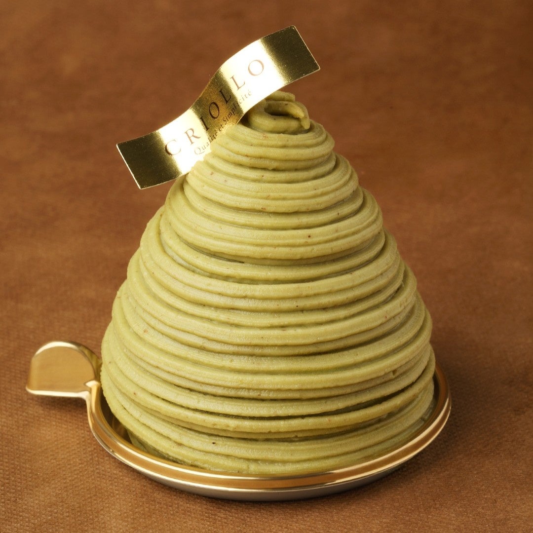 Montblanc Pistache ¥900 (tax included) Indulge in the rich flavor of pistachio with this luxurious Montblanc. Decorated with beautifully piped pistachio and marron cream, it also features pistachio mousse and sponge cake, making it a true pistachio-centric treat. A crispy cookie and tart raspberries add a delightful contrast to the rich, dense flavor.