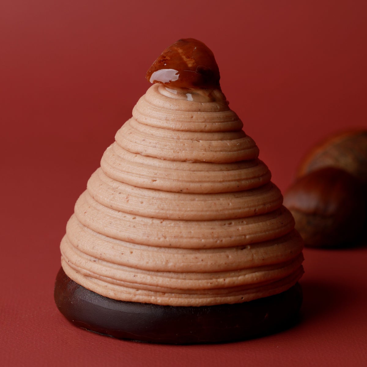 Montblanc ¥840 (tax included) A classic Montblanc with smooth marron cream, enhanced with rum-flavored cream and marron mousse. Carefully balanced for a melt-in-your-mouth texture, it sits on a chocolate-coated meringue base, providing a light, crispy contrast to the creamy filling. Prices are valid from October 1, 2026.