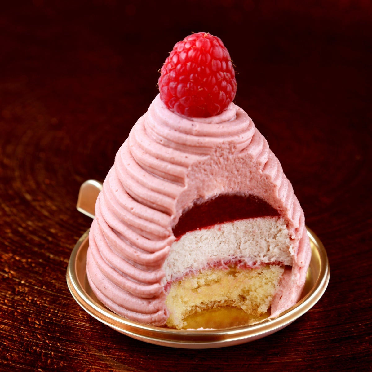 Montblanc Framboise ¥860 (tax included) A dessert that pairs gentle chestnut flavor with tart raspberries. The cream around it includes raspberry jelly, blending the mellow sweetness of chestnuts with the vibrant acidity of raspberries. Adorned with a charming pink hue, it’s a Montblanc that is visually delightful as well.