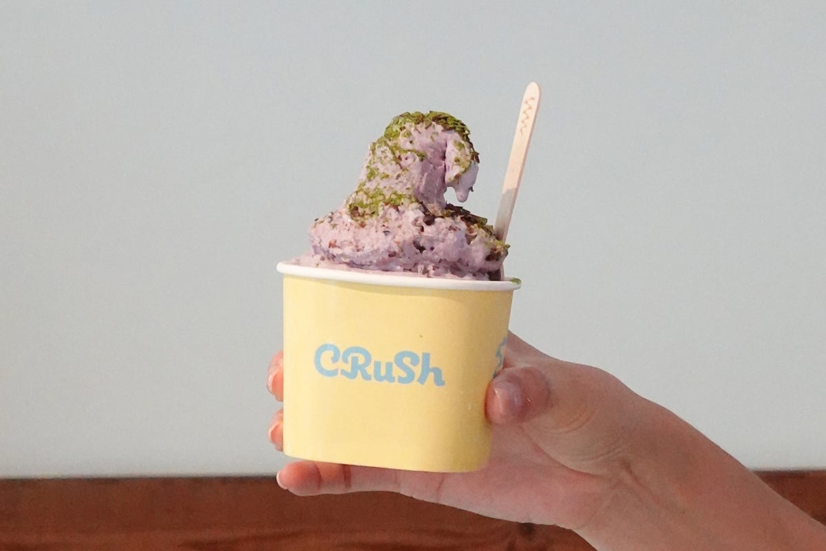 Choose your cookies and combine them with fruits and accents to create CRUSH. Prices are R ¥580 (tax included) / L ¥720 (tax included).