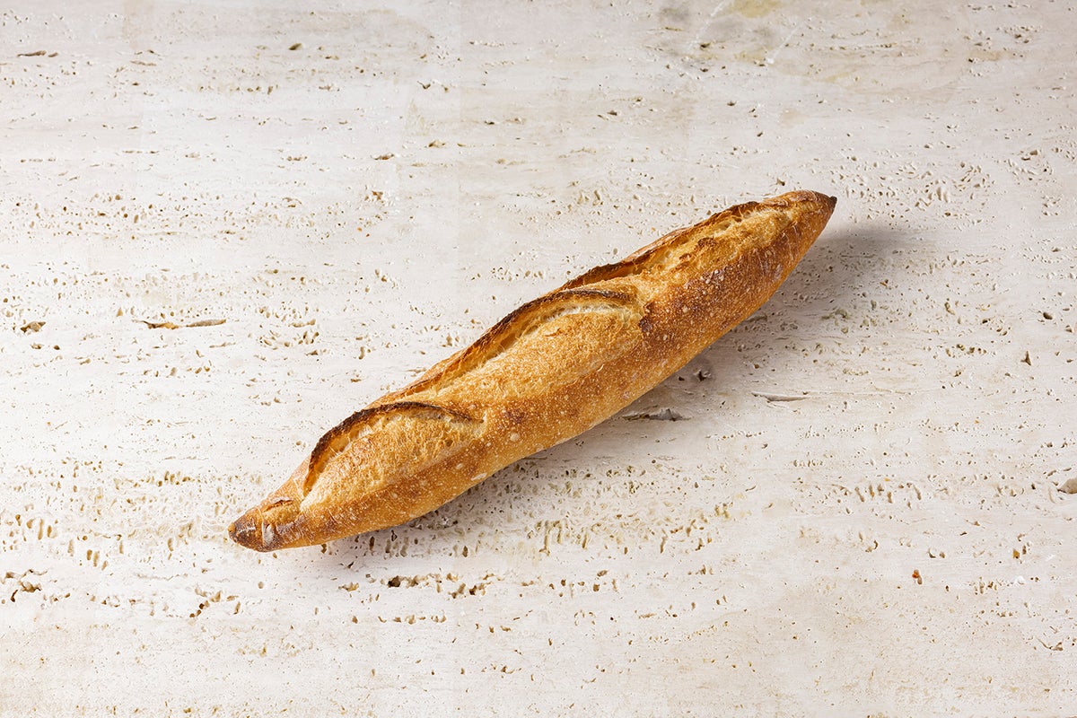 〈D Baguette Traditional〉 Characterized by long fermentation and aging, which enhances the wheat's natural sweetness. Made with four types of wheat including domestic and French varieties, plus whole wheat. The thin gluten membrane results in a light, crispy crust and chewy interior.