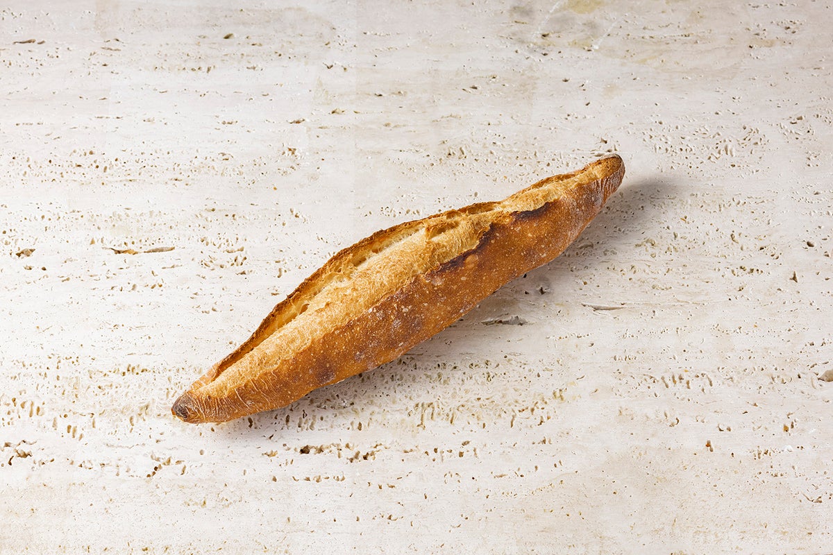 〈D Baguette Autentique〉 Uses the same four types of wheat and whole wheat, with long fermentation to bring out the wheat's sweetness. The higher temperature fermentation increases the aroma and enhances the crust's crispness due to enzyme activity.