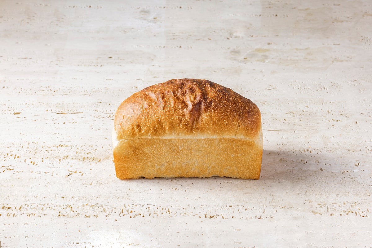 〈Tenpaku Shokupan®〉 An original bread that incorporates the method of "D Baguette Traditional" into bread making. Made with carefully selected domestic wheat, long fermentation enhances the wheat's aroma and sweetness. It has a chewy, moist texture and is best enjoyed without toasting.