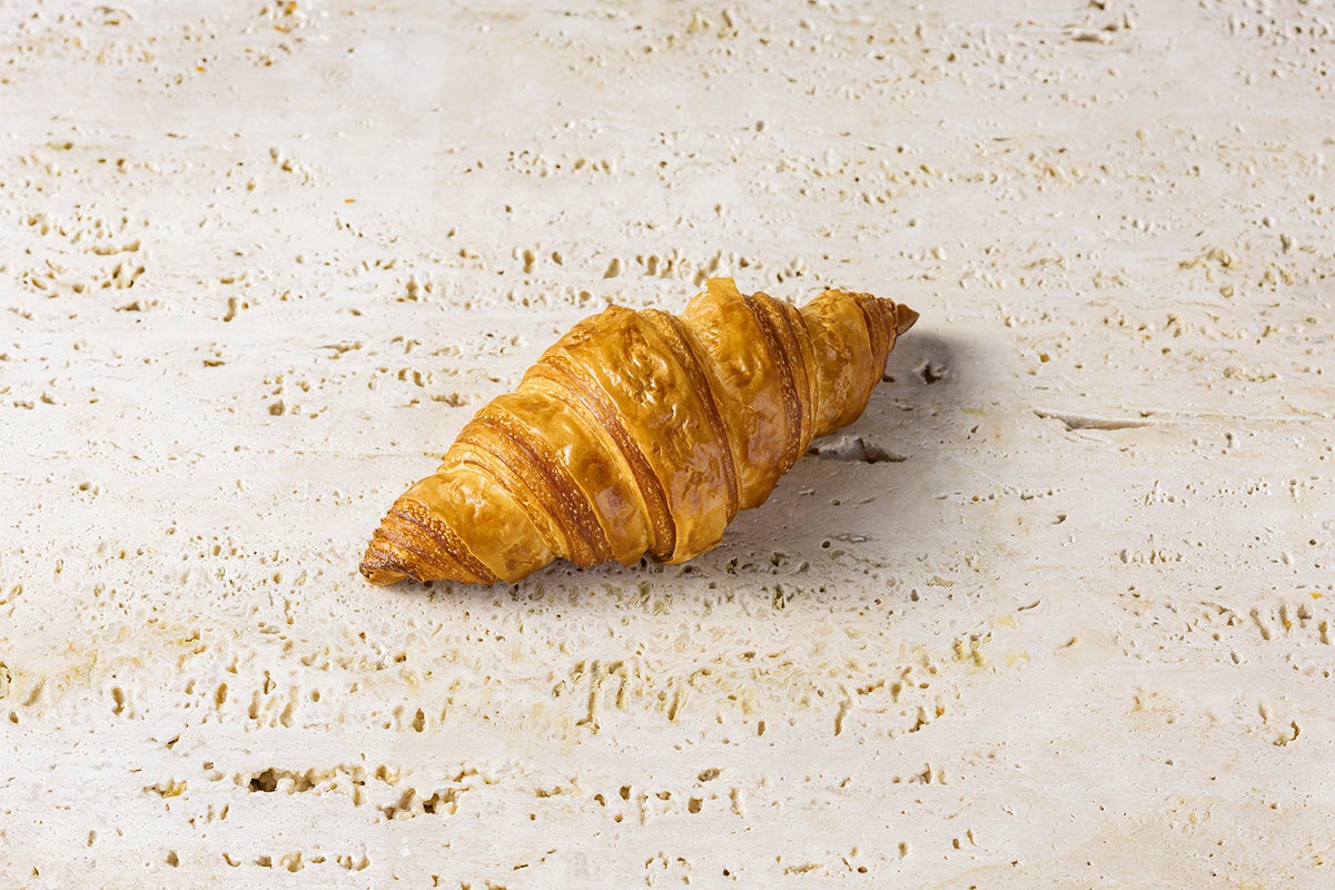 〈Croissant〉 A butter croissant that emphasizes aroma. Made with French A.O.P. butter and fewer foldings than typical croissants, resulting in thicker butter layers. Crispy outside, moist inside, with a rich butter aroma upon the first bite.